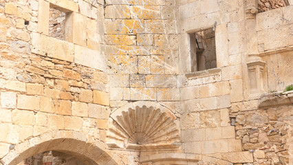 Relieve en forma de concha en monasterio en ruinas