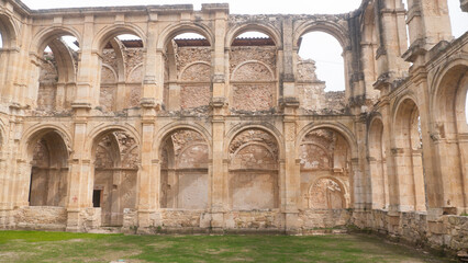 Arcos en monasterio en ruinas en Burgos