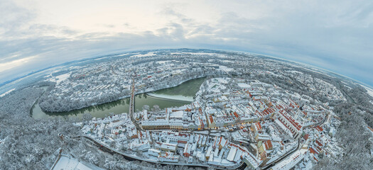 Blick auf die winterlich verschneite Stadt Landsberg am Lech in Vorweihnachtszeit