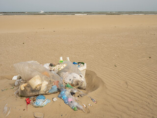 Rifiuti di plastica comuni che si riversano sulle spiagge in Italia.