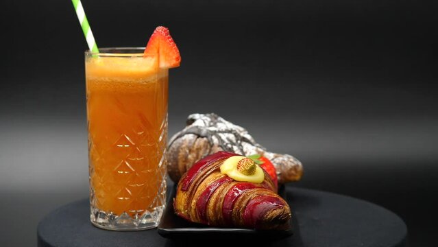 Prima colazione, con brioche, Krapfen, cornetto e succo d'arancia.
Ricca colazione del mattino al bar, in albergo o in pasticceria.