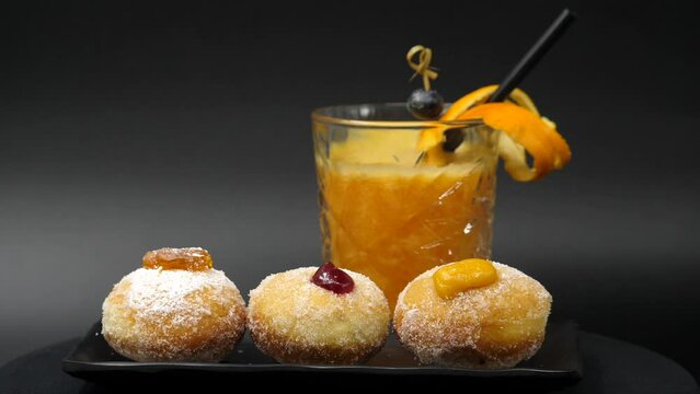 Prima colazione, con brioche, Krapfen, cornetto e succo d'arancia.
Ricca colazione del mattino al bar, in albergo o in pasticceria.
