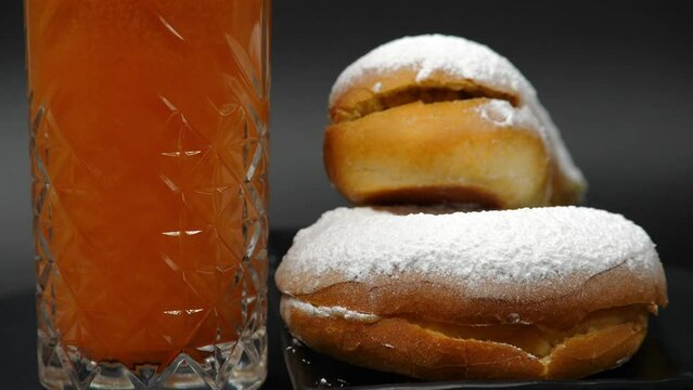 Prima colazione, con brioche, Krapfen, cornetto e succo d'arancia.
Ricca colazione del mattino al bar, in albergo o in pasticceria.