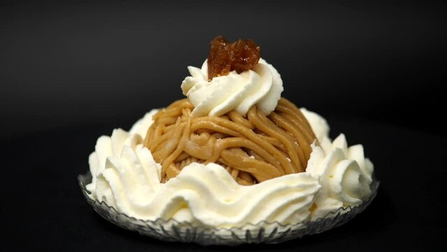 Montebianco o (Montblanc), tipico dolce italiano con castagne e panna.
Il dolce pi&ugrave; goloso al mondo, ripieno di marron glac&eacute;s. Pasticceria artigianale.
