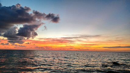 Fototapeta na wymiar Sunrise in a Caribbean sea