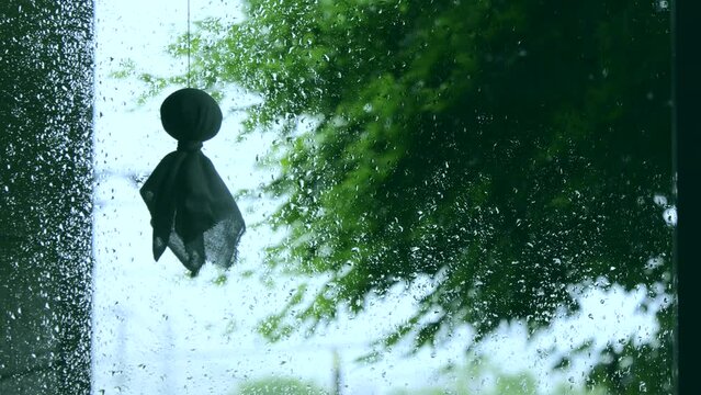 雨の日　窓辺に吊るされたテルテル坊主　日本の風習