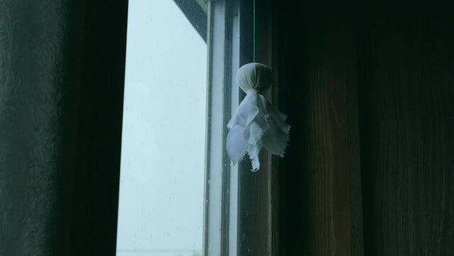 雨の日　窓辺に吊るされたテルテル坊主　日本の風習