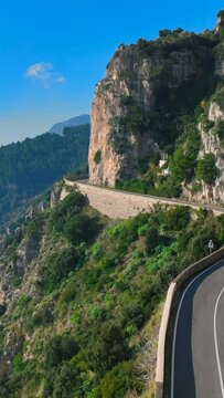 Motocicletta sfreccia per le curve a picco sul mare della Costiera Amalfitana.
Positano, Amalfi, vista aerea panoramica della costa.