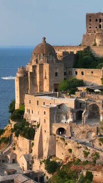 Ischia, Golfo di Napoli, Italia, l'isola con il castello Aragonese.
Vista aerea da drone, Composizione verticale, dell'isolotto di Ischia.
