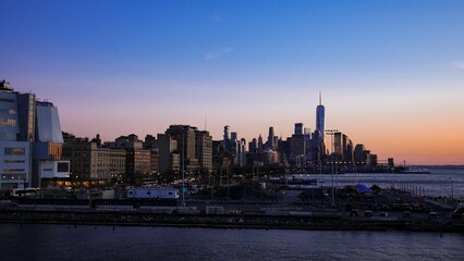 Obraz premium Golden sunset over the city buildings
