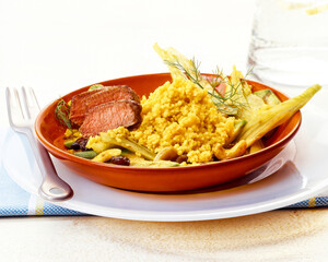 Couscous mit Lammfilet, Nusse, Rosinen