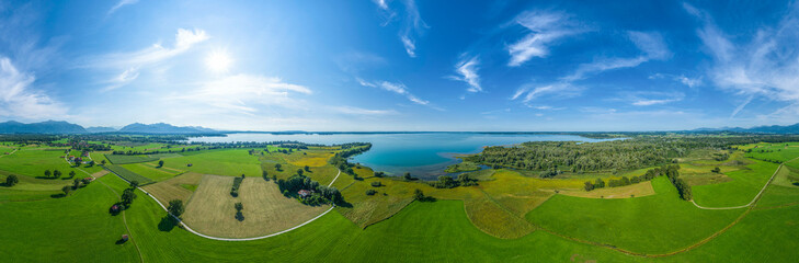 Naturlandschaft im oberbayerischen Chiemgau bei Feldwies am Chiemsee