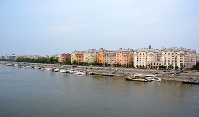 Obraz premium A view of buildings along the River Danube in Budapest, Hungary. 