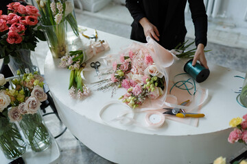 Obraz na płótnie Canvas bouquet in a flower shop with florist hands