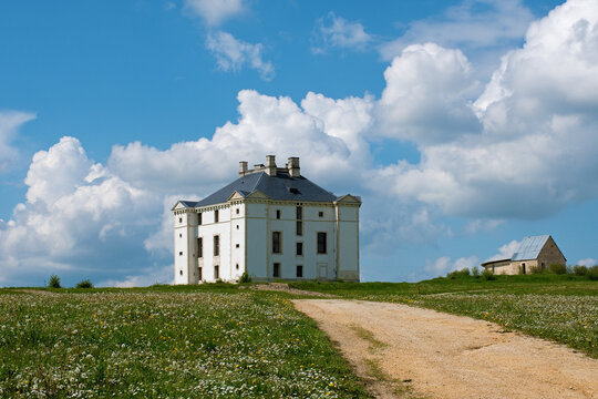 Château de Maulnes, Jagdschloss auf dem Plateau bei Cruzy-le-Châtel in der Bourgogne in Frankreich