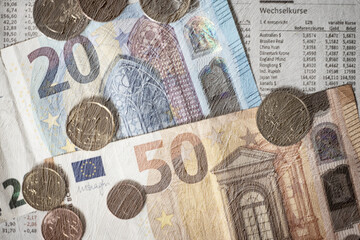 Mehrfachbelichtung Strukturputz, Geldscheine, Münzen und Wechselkurse als Finanzkonzept.