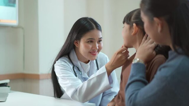 Mother took her sick daughter to see a pediatrician at the hospital, and the doctor conducted a preliminary physical examination.