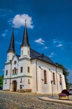 schneeberg, deutschland - trinitatiskirche mit zwillingstürme in der altstadt