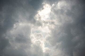 Fototapeta na wymiar Himmel mit grauen Wolken und Licht