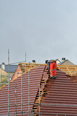 ouvrier couvreur sur un toit d'une construciion - 776162012