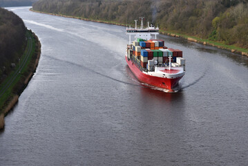 Containerschiff im Nord-Ostsee-Kanal 