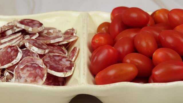 plateau ap&eacute;ritif se saucisson sec tranch&eacute; et de tomates cerises	