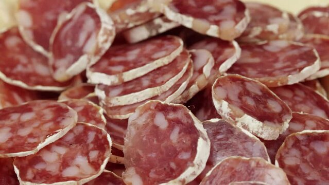 plateau ap&eacute;ritif se saucisson sec tranch&eacute; et de tomates cerises	