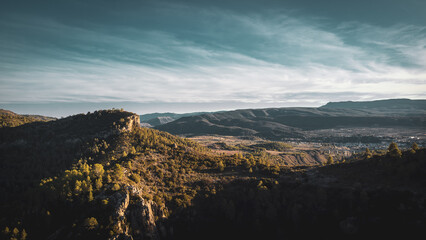 Fototapeta na wymiar Luftaufnahme der malerischen Berglandschaft von Chulilla, Spanien