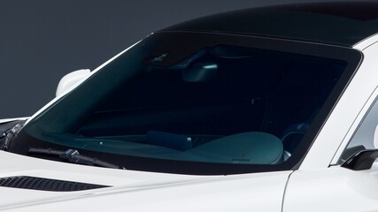 Obraz premium Windshield on a white car