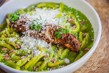 Pasta strozzapreti, con pesto de
cilantro toque de crema, queso parmesano y
pechuga de pollo adobada y queso añejado