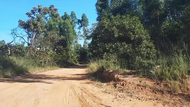 Time lapse dirigindo estrada de terra no distrito de Conselheiro Mata, na cidade de Diamantina, Estado de Minas Gerais, Brasil