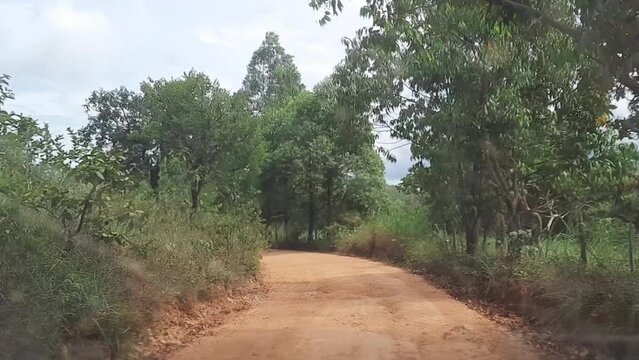 Time lapse dirigindo estrada de terra no distrito de Conselheiro Mata, na cidade de Diamantina, Estado de Minas Gerais, Brasil