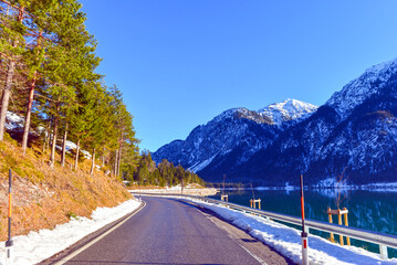 Die Planseestraße am Ufer des Plansees innerhalb der Ammergauer Alpen (Tirol, Österreich)