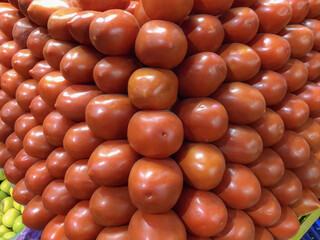 saludable pila de frescos tomates rojos en el mercado o tienguis