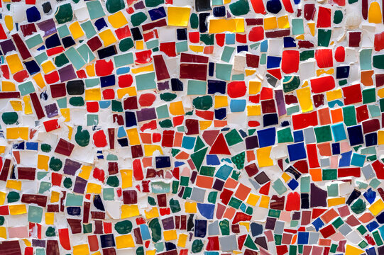 Kreative und bunte Wandgestaltung mit Bruchst&uuml;cken von Fliesen 