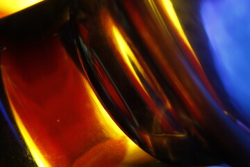 Anillos de un cristal con luces rasantes de colores, de un vaso de vidrio, forma un original...