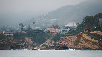 homes on the hills of the ocean
