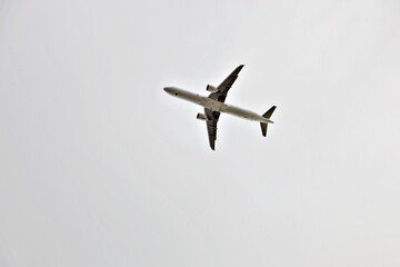Fototapeta na wymiar Passagierflugzeug hoch am Himmel
