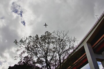 Passagierflugzeug hoch am Himmel - obrazy, fototapety, plakaty