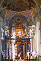 Innenansicht der katholischen Pfarrkirche St. Gangolf in Amorbach (Bayern) 