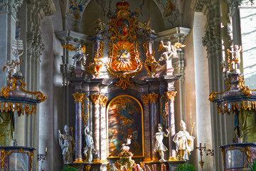 Innenansicht der katholischen Pfarrkirche St. Gangolf in Amorbach (Bayern)  - obrazy, fototapety, plakaty