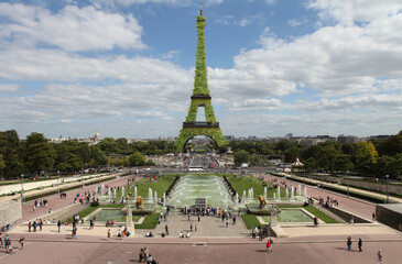 Paris 2O24, La Tour Eiffel végétalisée photomontage design by Les Petits Suisse, en île de...