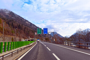 Autostrasse A8 bei Alpnach in Richtung Luzern (Schweiz) 