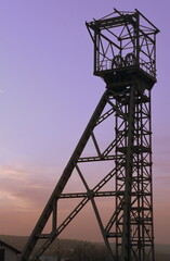 Bergbau-Förderturm aus Stahl vor abendlichem Himmel