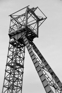 Bergbau-Förderturm aus Stahl vor abendlichem Himmel