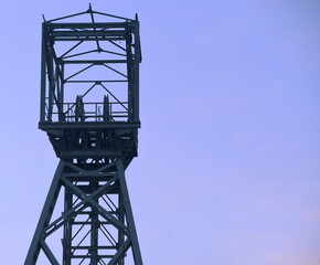 Bergbau-Förderturm aus Stahl vor abendlichem Himmel - obrazy, fototapety, plakaty