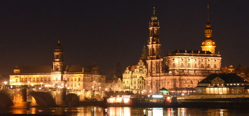 Fototapeta na wymiar Canaletto-Blick über die Elbe zur Altstadt mit Hofkirche