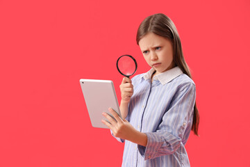 Little girl with tablet computer and magnifier on red background - obrazy, fototapety, plakaty