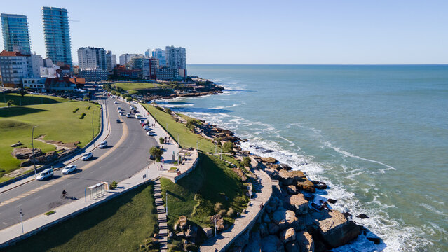 Foto aerea capturada con drone de la costa de Mar del Plata, argentina.