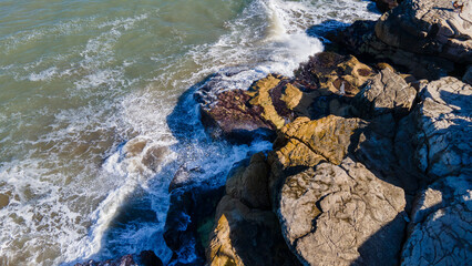 Hermosas fotos aerea tomadas con drone de olas chocando con rocas rompeolas de la ciudad de Mar del...